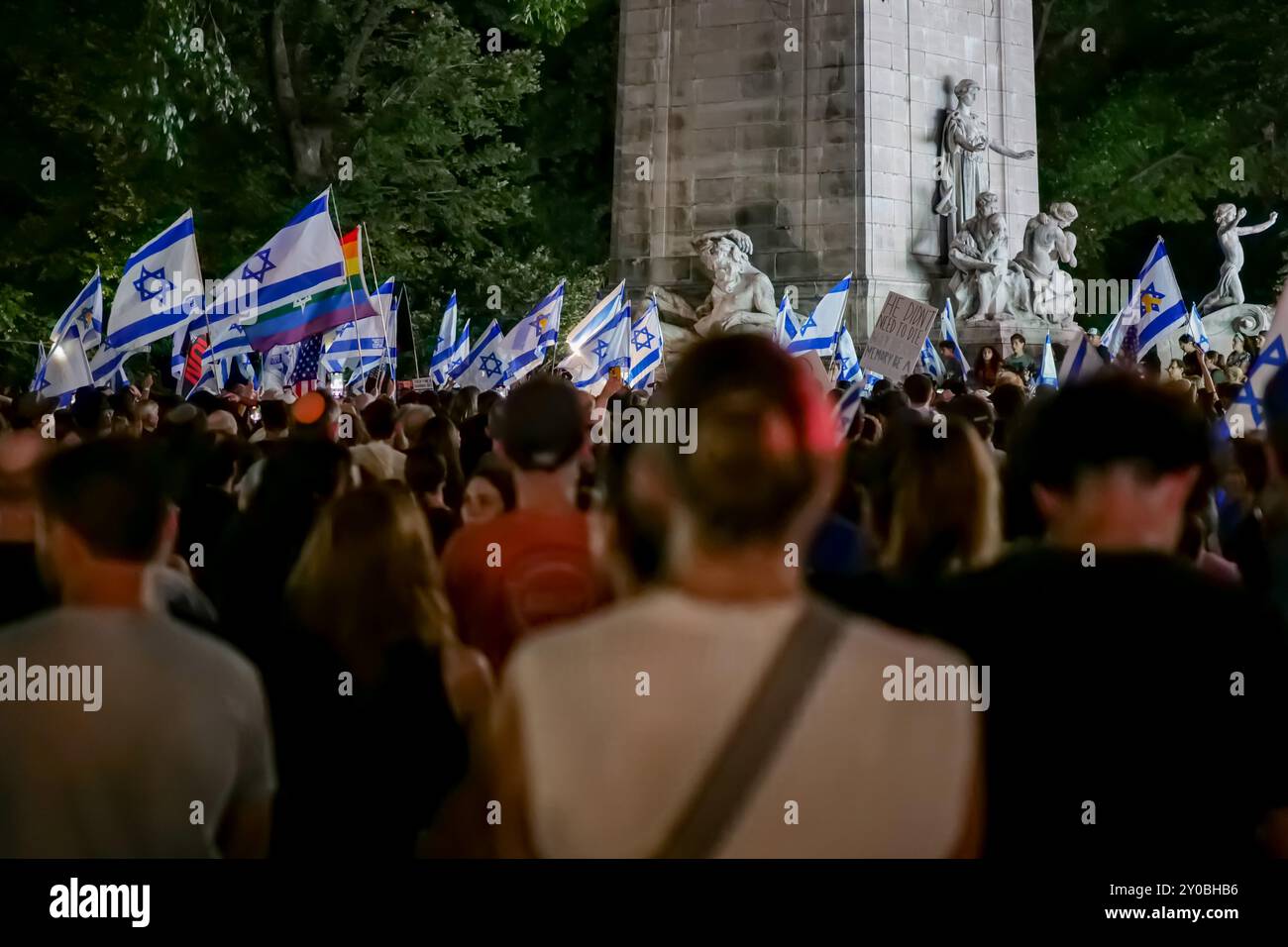 New York, New York, États-Unis. 1er septembre 2024. Plus de 2000 personnes ont assisté à une veillée aux chandelles Bring Them Home à Columbus Circle après le meurtre de 6 otages israéliens par le Hamas. Ils ont appelé à un cessez-le-feu immédiat et au retour des otages restants. La foule a appelé Netanyahou à faire plus pour obtenir la libération et allumé des bougies, agité des drapeaux israéliens et chanté des chansons mélangées à des discours. Crédit : ZUMA Press, Inc/Alamy Live News Banque D'Images