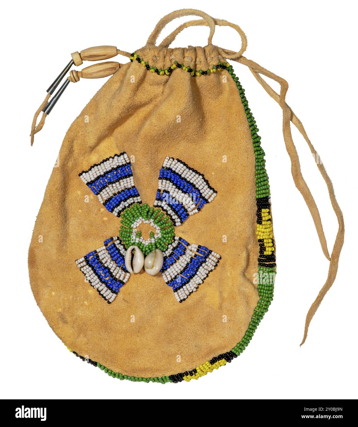 Sac des Indiens d'Amérique du Nord. Fabriqué à partir de peau de cerf brodé avec des perles de verre colorées et des cordons de cuir sur un fond blanc Banque D'Images