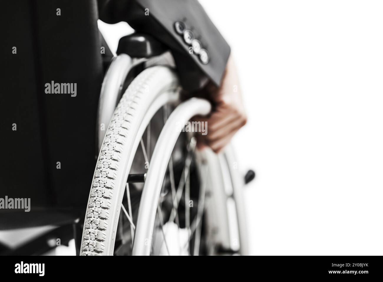 Carrière d'affaires et concept de succès de concurrence professionnelle, homme d'affaires invalide ou handicapé en costume noir assis fauteuil roulant blanc isolé Banque D'Images