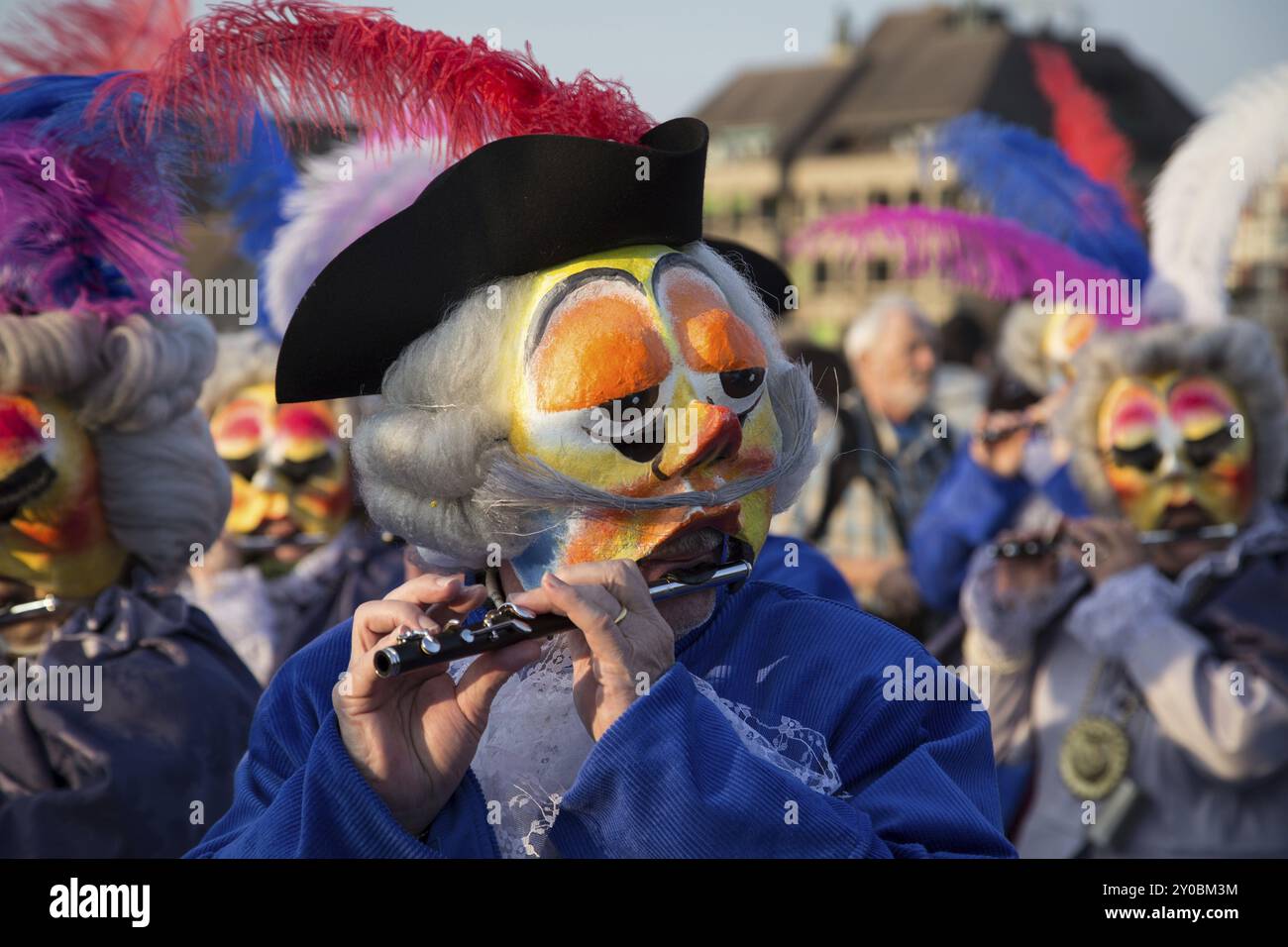 Bâle, Suisse, 10 mars 2014 : un soi-disant Waggis jouant du piccolo au carnaval de Bâle, en Europe Banque D'Images