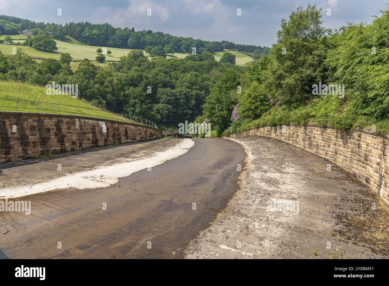 La rivière Goyt presque asséchée, derrière le barrage du réservoir Fernilee près de Buxton dans les East Midlands, Derbyshire, Peak District, Angleterre, Royaume-Uni Banque D'Images