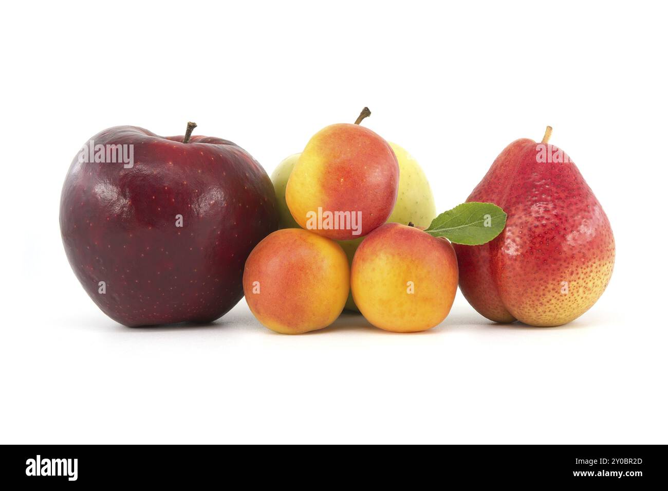 Abricots entiers mûrs, poire multicolore, pommes rouges et vertes isolées sur fond blanc. Fruits riches en multivitamines et juteux Banque D'Images