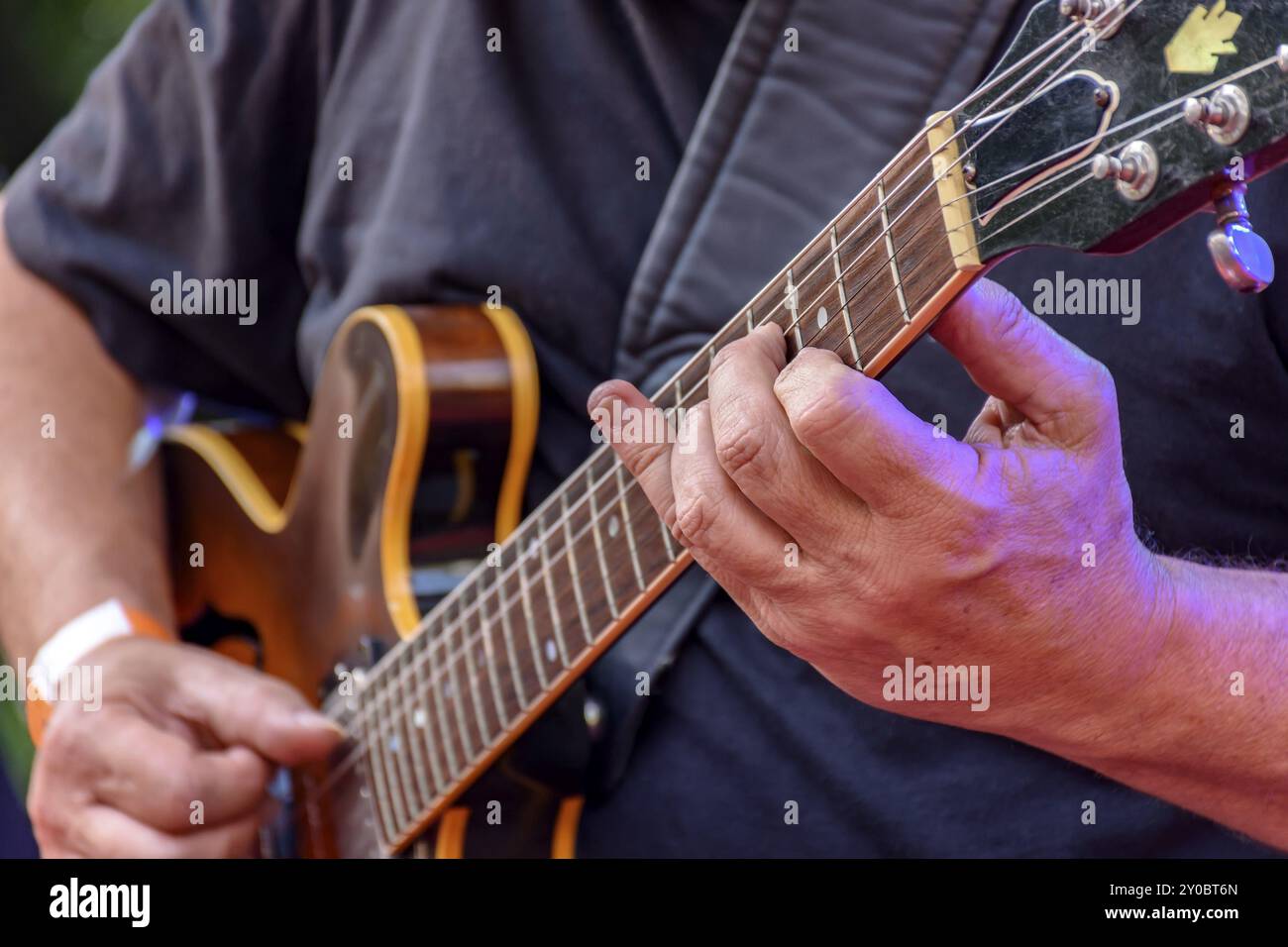 Détail de la mains et son guitariste black guitare électrique à une piscine présentation jazz Banque D'Images