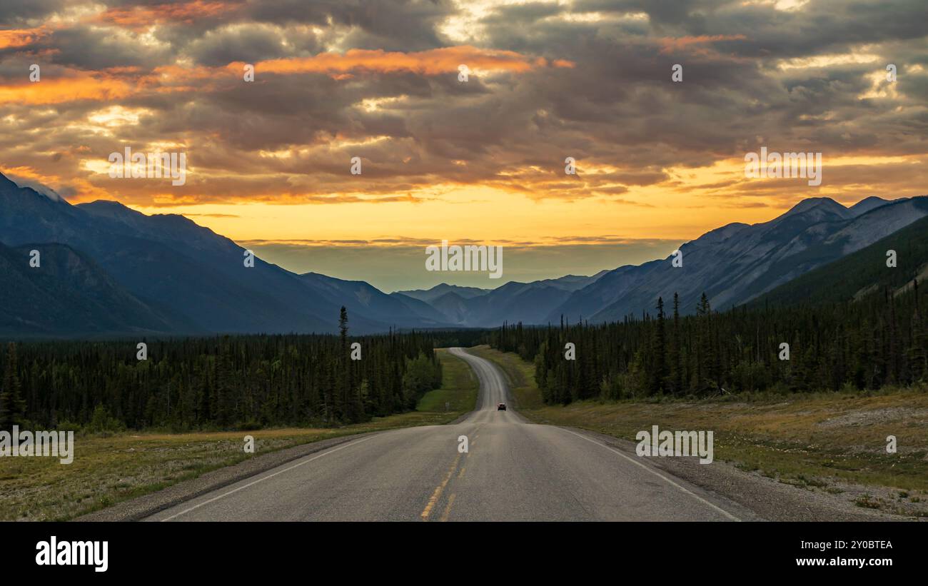 Un beau coucher de soleil dans le nord de la Colombie-Britannique, Canada. Banque D'Images Un beau coucher de soleil dans le nord de la Colombie-Britannique, Canada. Banque D'Images