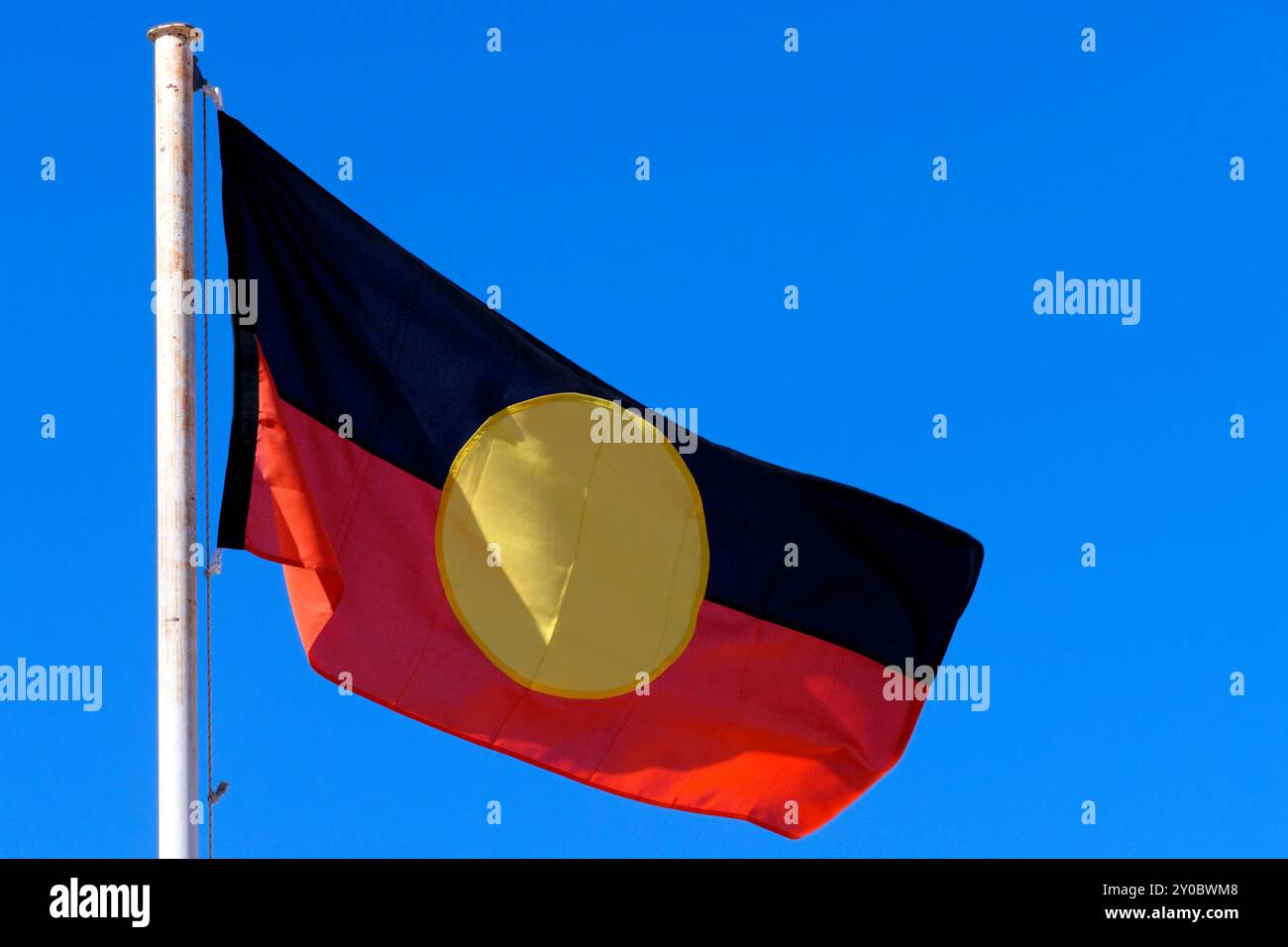 Drapeau aborigène sur le mât, Australie occidentale Banque D'Images