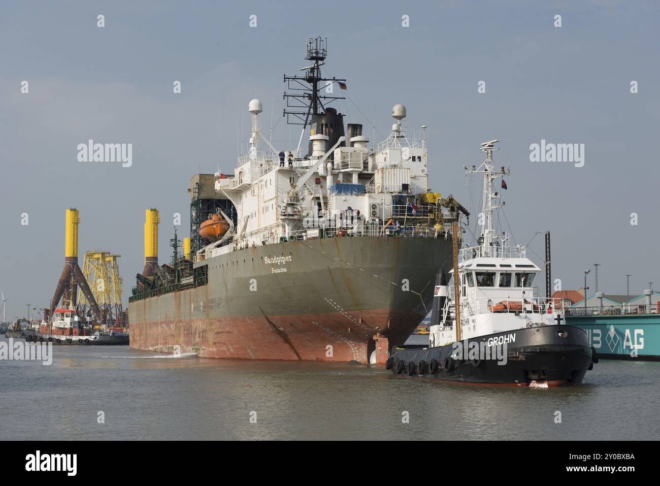 Navire de dragage Sandpiper remorqué dans le bassin de retournement à Bremerhaven. Navire Sandpiper remorqué dans le port Banque D'Images