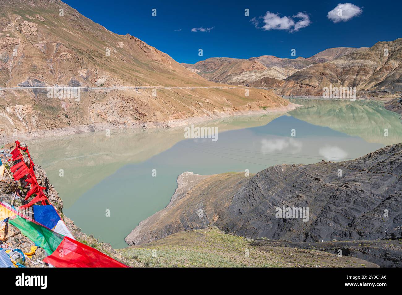 Belle vue depuis le col de Simi la près du réservoir de Manla, Tibet, ciel bleu Banque D'Images
