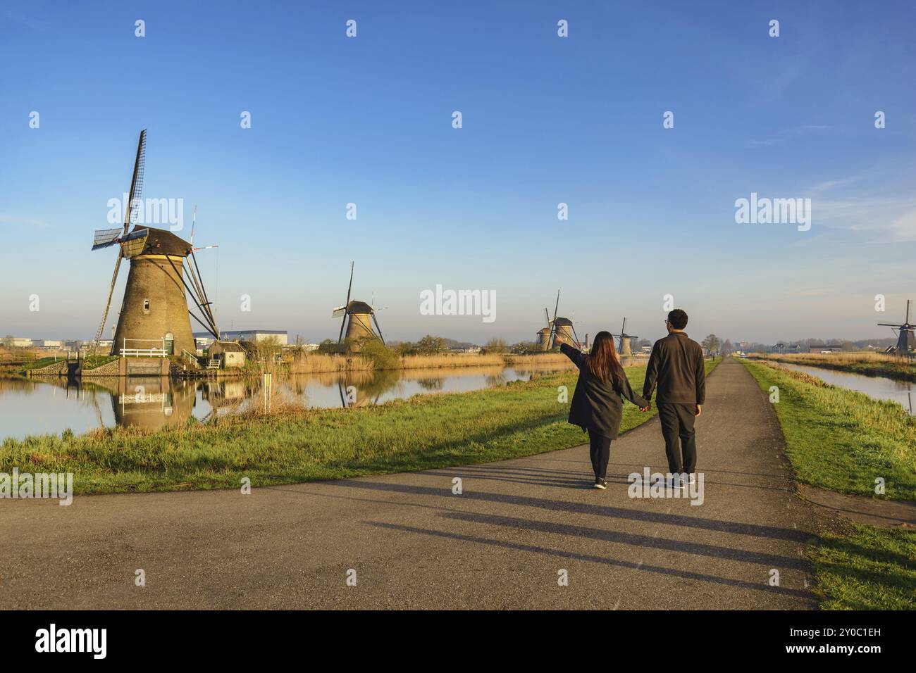 Rotterdam Pays-Bas, de l'amour couple walking with Dutch Windmill Village à Kinderlijk Banque D'Images