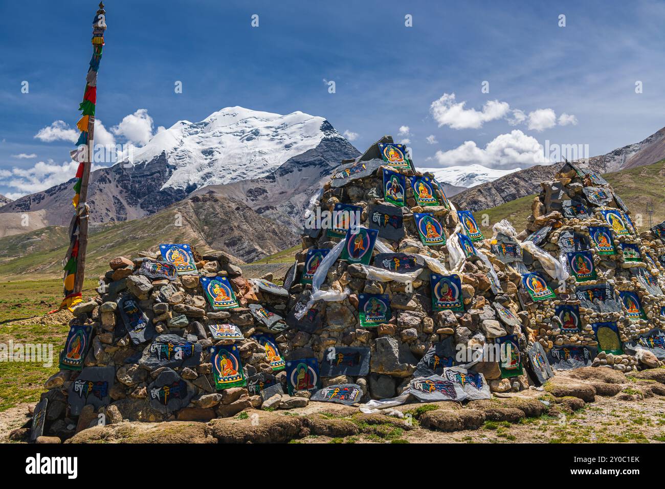 Pyramide de drapeaux de prière devant les montagnes enneigées de l'Himalaya au col de Lalung la, à 5050m d'altitude sur l'autoroute de l'amitié entre Lhassa Banque D'Images