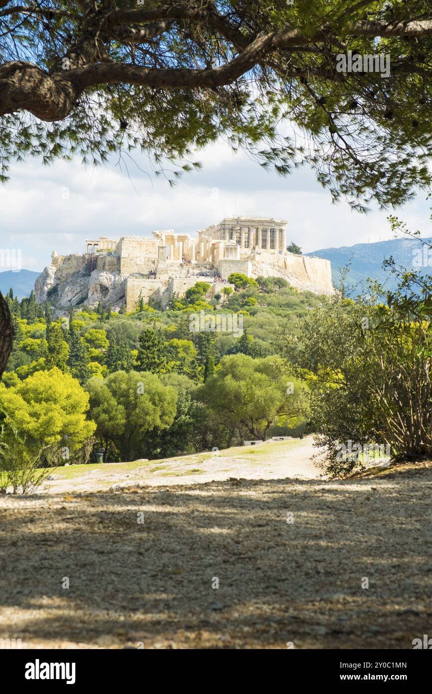 Voir l'encadré sur le Parthénon à l'Acropolis, vu de la colline Filopappou à Athènes, Grèce. La verticale Banque D'Images