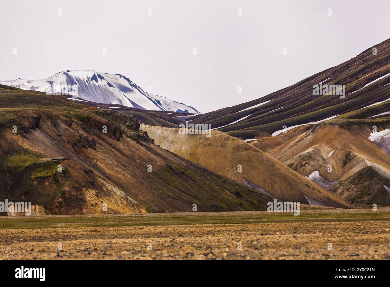 Montagne avec des taches de neige à Landmannalaugar en Islande Banque D'Images