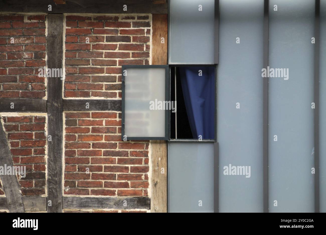 Ancien et neuf (fenêtre dans une façade vitrée à côté d'un mur à colombages) Banque D'Images