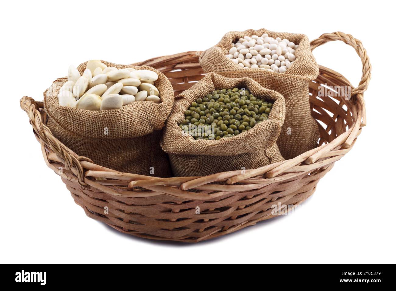 Variété de haricots, différents types de haricots en sac de jute et panier en osier, isolated on white Banque D'Images