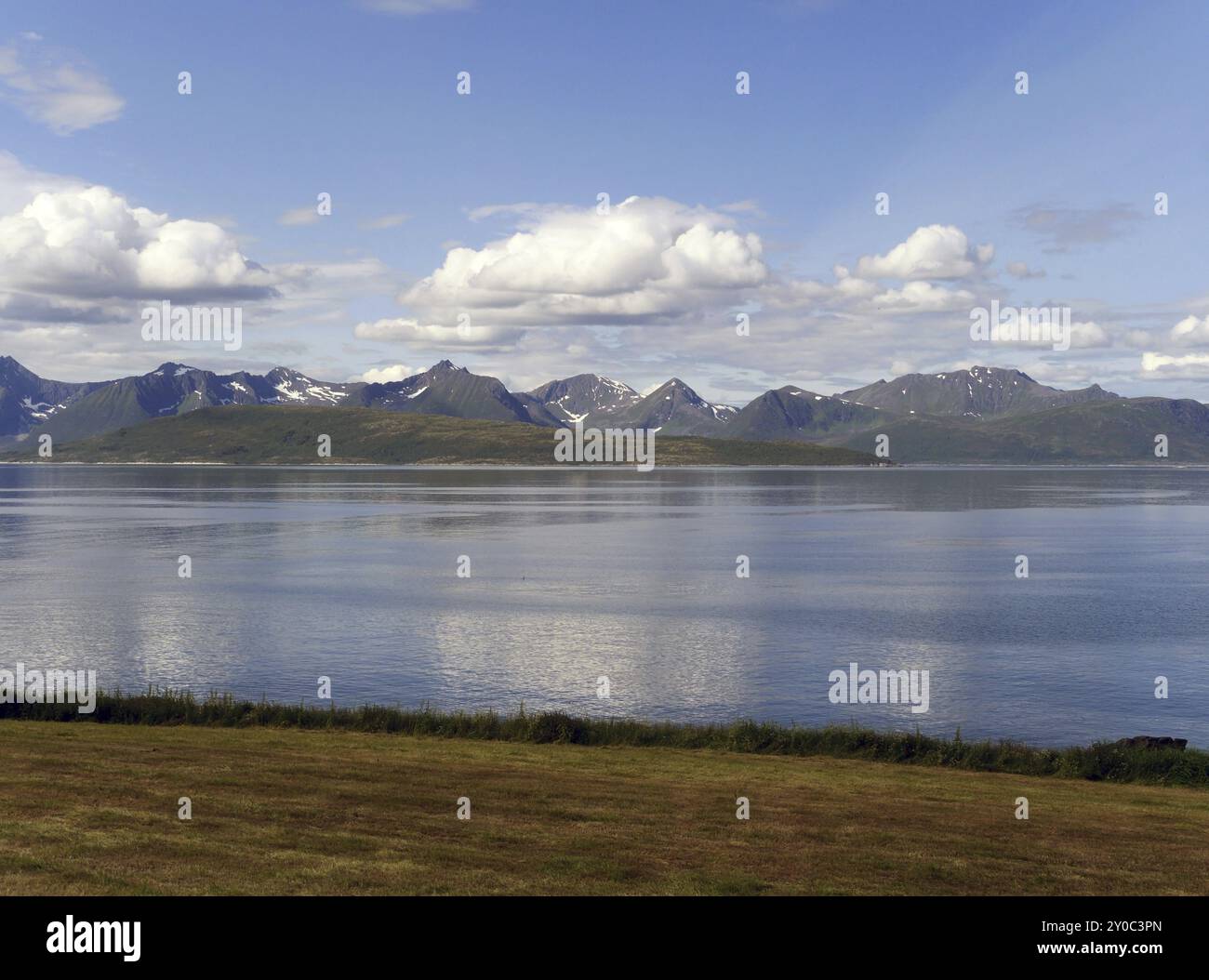 De Wikipédia : Kvaefjord est un fjord situé dans le nord de l'île de Vesteralen de Hinnoya, à l'ouest de Harstad, dans le Fylke (province) de Troms dans le nord du N. Banque D'Images