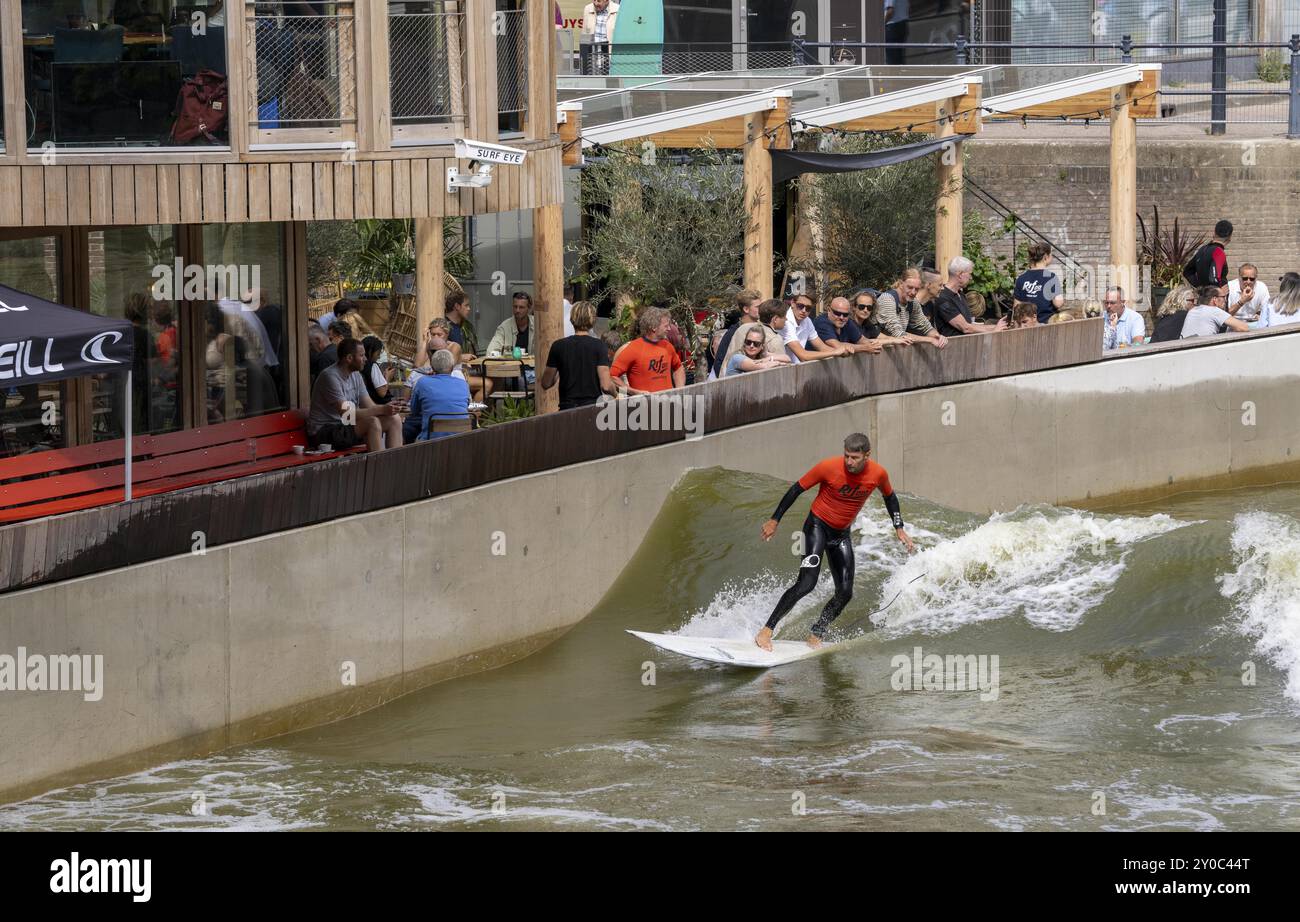 Installation de surf dans le centre-ville de Rotterdam, Rif010, soi-disant la première installation de vagues au monde pour surfeurs dans une ville, dans le Steigersgracht, a 1 Banque D'Images