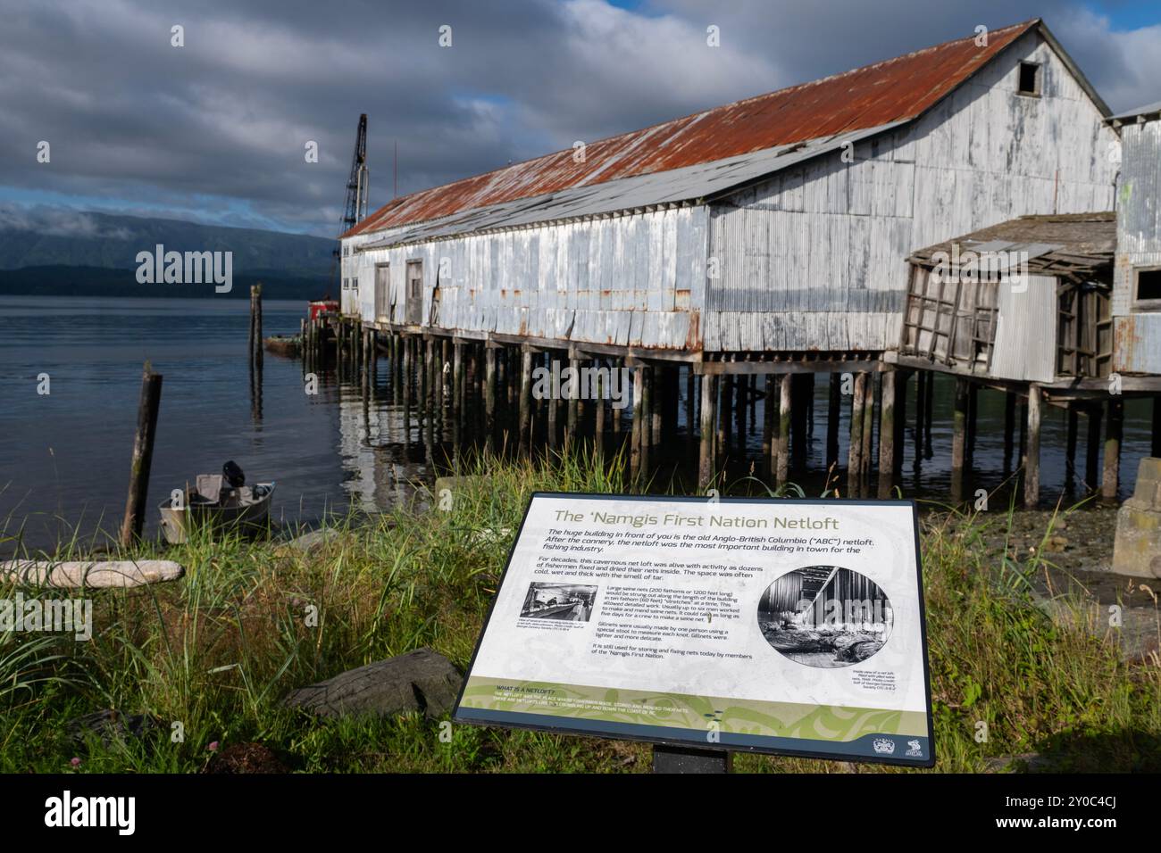 Canada, C.-B., au large de la côte nord de l'île de Vancouver. Cormorant Island, Alert Bay, secteur riverain. Bâtiment Namgis Netloft. Banque D'Images