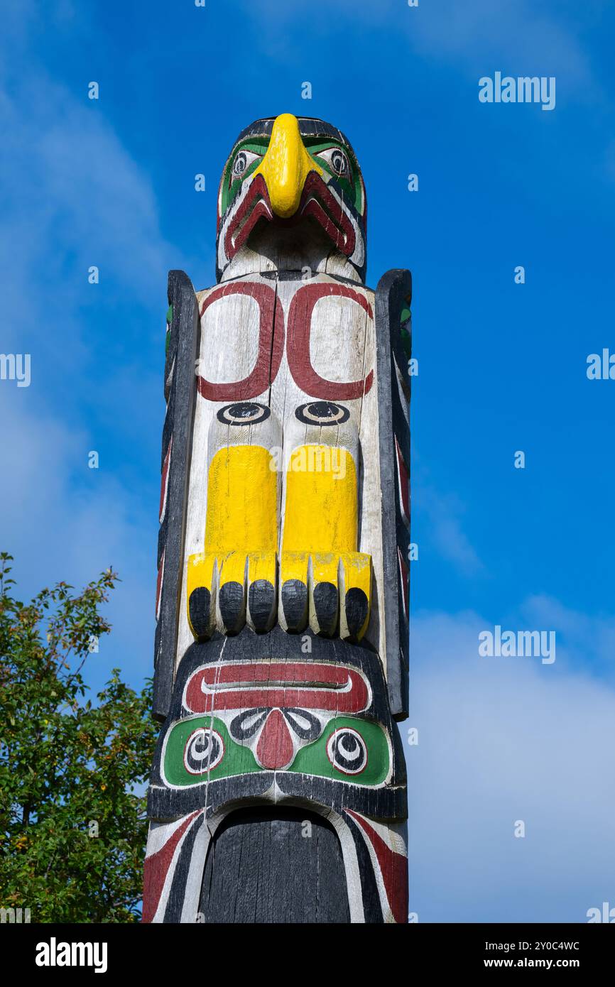 Canada, C.-B., au large de la côte nord de l'île de Vancouver. Cormorant Island, Alert Bay. Centre culturel U’mista. Totem traditionnel avec aigle. Banque D'Images