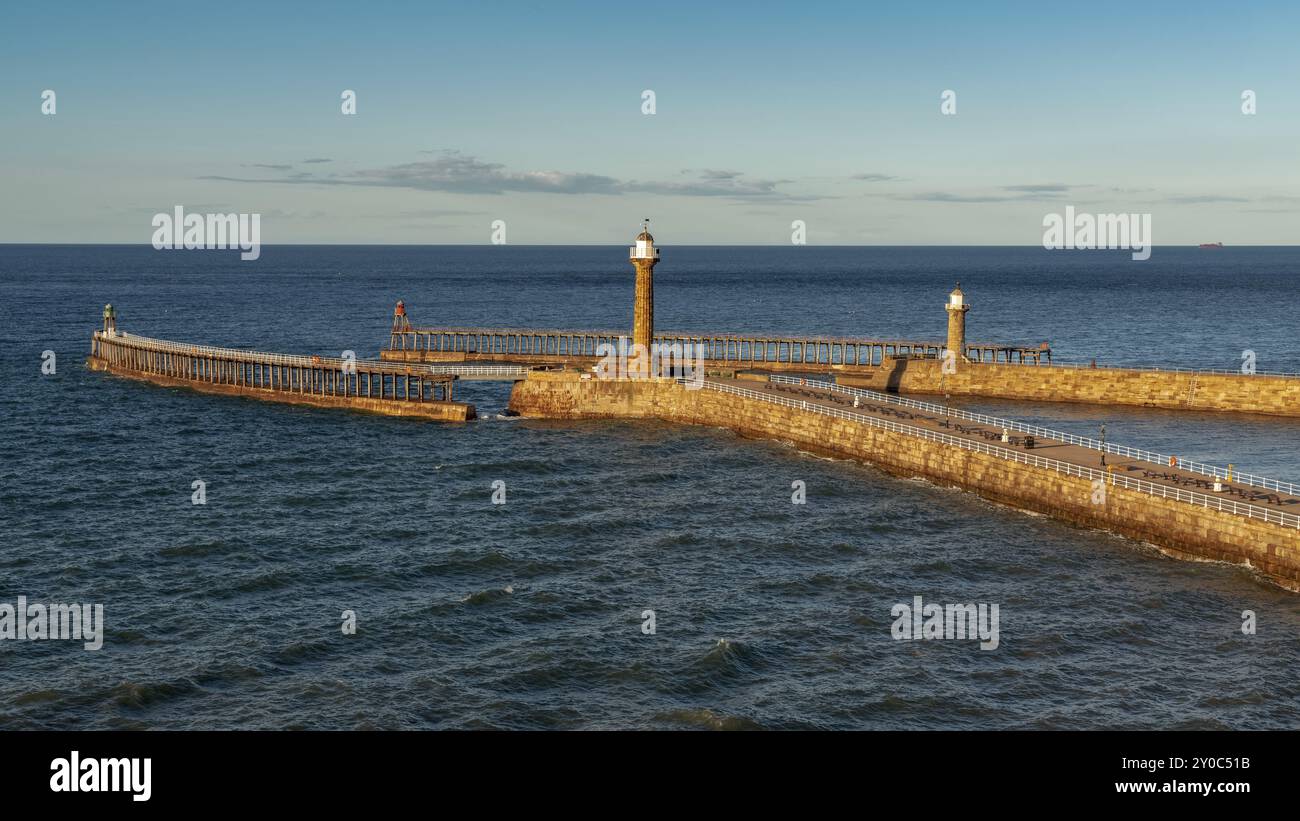 Whitby, North Yorkshire, Angleterre, Royaume-Uni, 12 septembre, 2018 : le port et la jetée sont vus de la terrasse est Banque D'Images