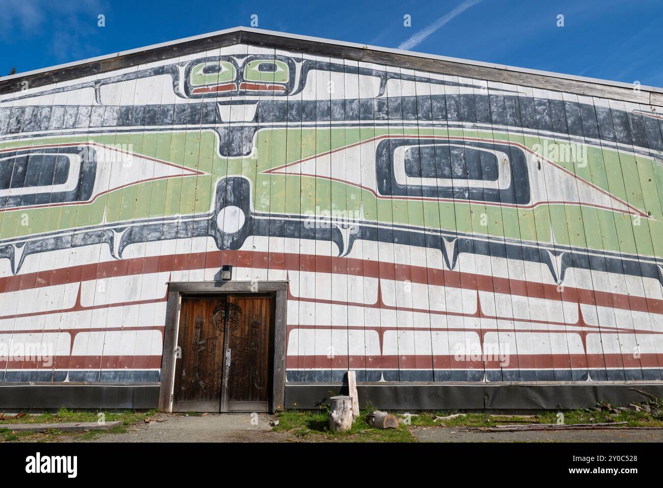 Canada, C.-B., au large de la côte nord de l'île de Vancouver. Cormorant Island, Alert Bay. Traditionnelle Namgis Big House, murale extérieure. Banque D'Images