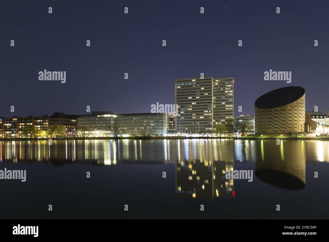 Copenhague, Danemark, 09 avril 2016 : Planétarium Tycho Brahe et lac Sankt Joergens de nuit, Europe Banque D'Images