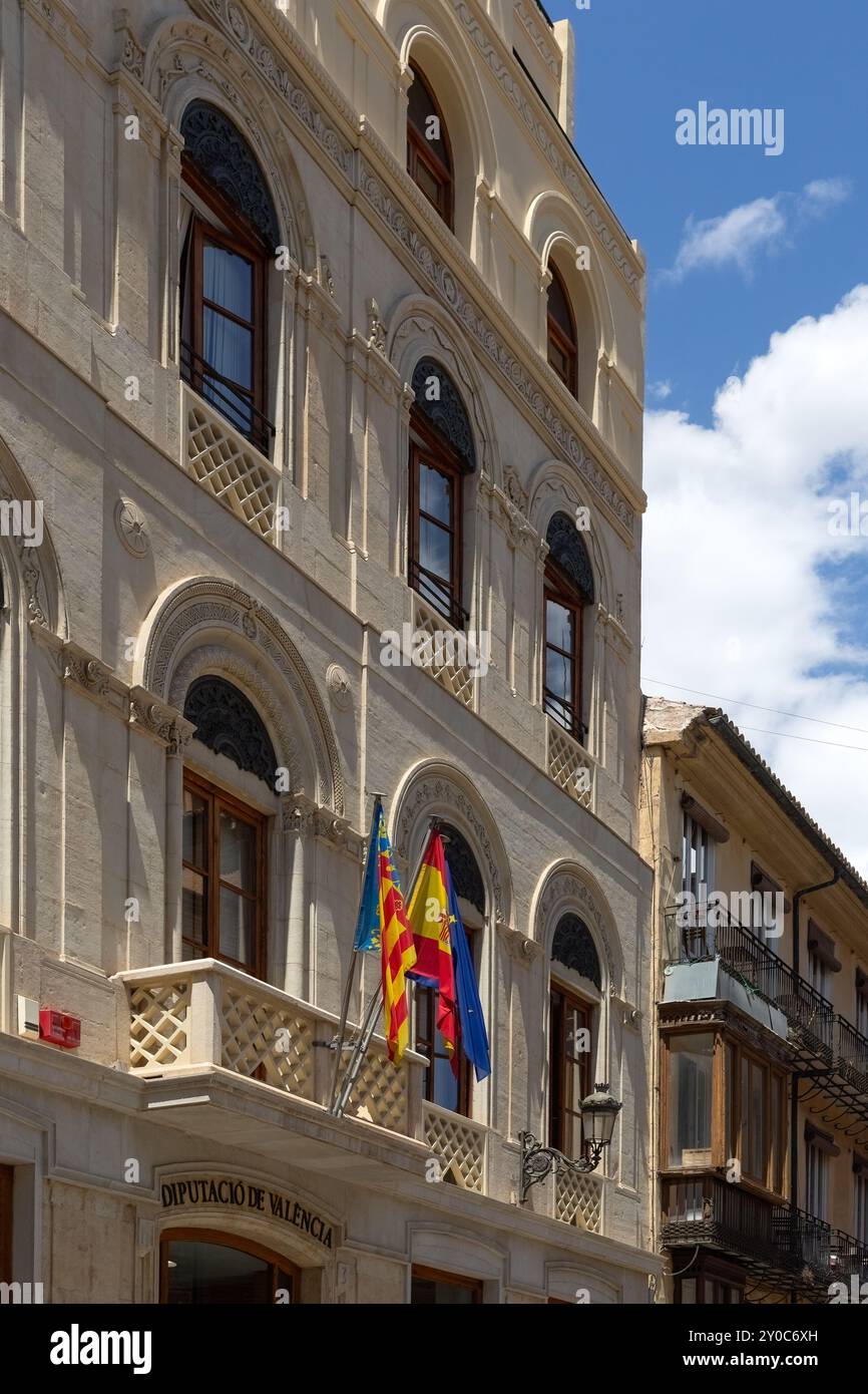 VALENCE, ESPAGNE - 17 MAI 2024 : bureaux du Conseil provincial de Valence (Diputacio de Valencia) avec drapeaux Banque D'Images