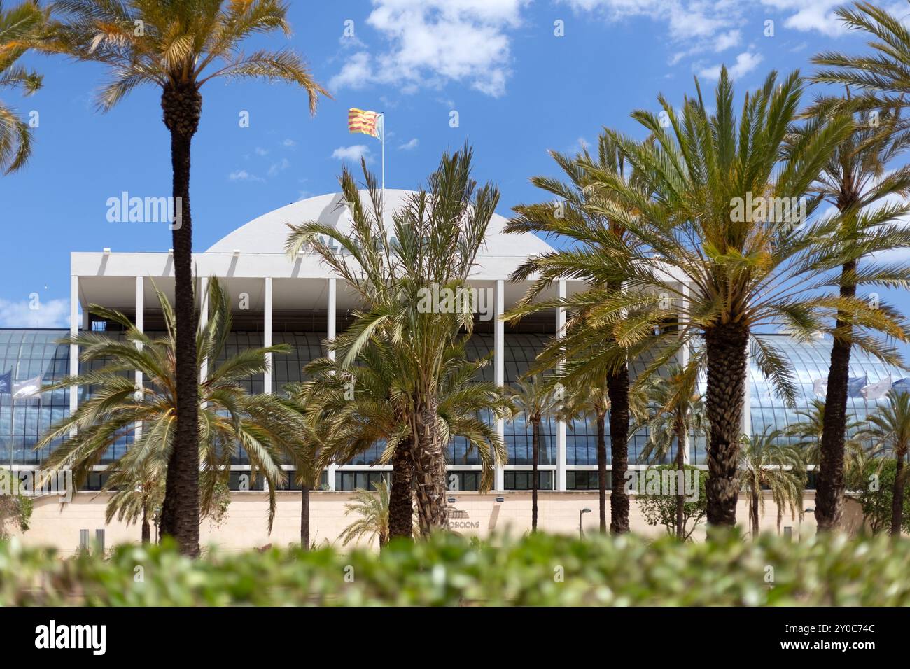 VALENCIA, ESPAGNE - 17 MAI 2024 : vue extérieure du Palau de la Música de València dans le jardin du parc Turia (Jardi del Turia) Banque D'Images