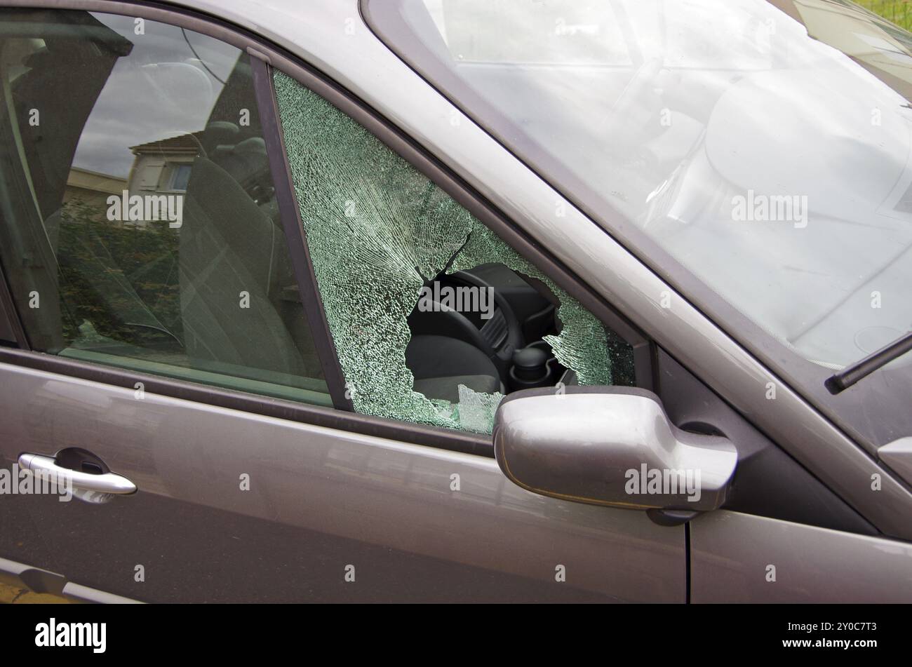 Vandalisme de voiture avec fenêtre de voiture brisée Banque D'Images