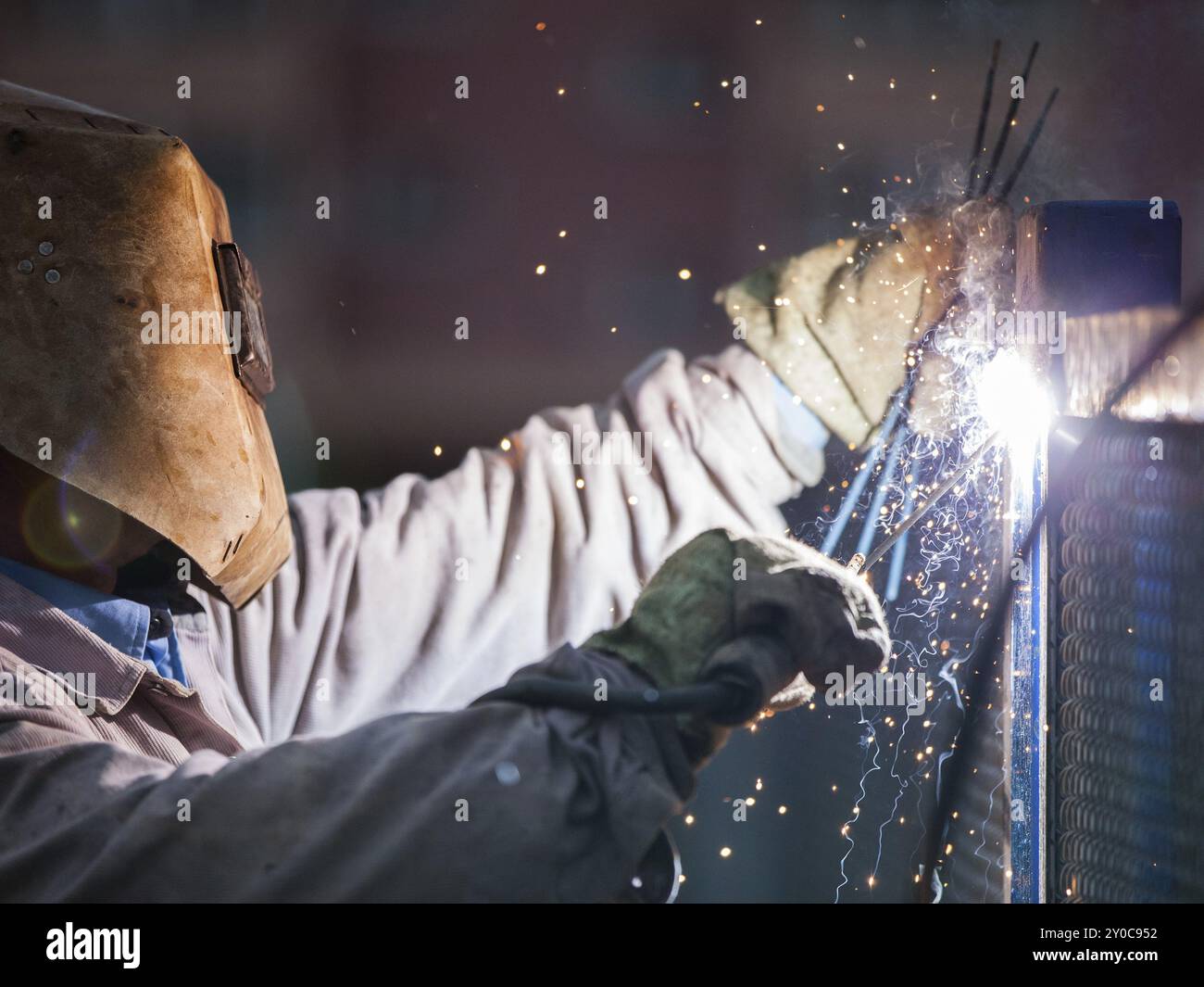 L'industrie lourde en travailleur de soudeur masque de protection main tenant la torche de soudage à l'arc travaillent sur la construction en métal Banque D'Images