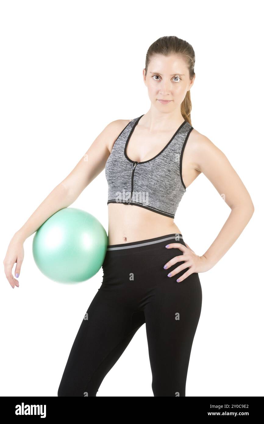 Fit woman debout et tenant un ballon pilates, isolé en blanc Banque D'Images