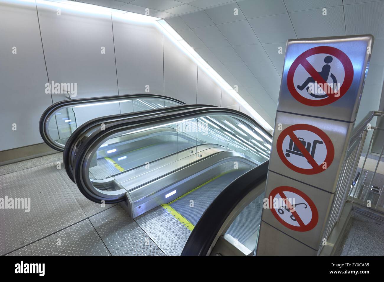 Escaliers mécaniques modernes avec panneaux d'interdiction et éclairage, Aéroport de Toronto, Ontario, Canada, Amérique du Nord Banque D'Images