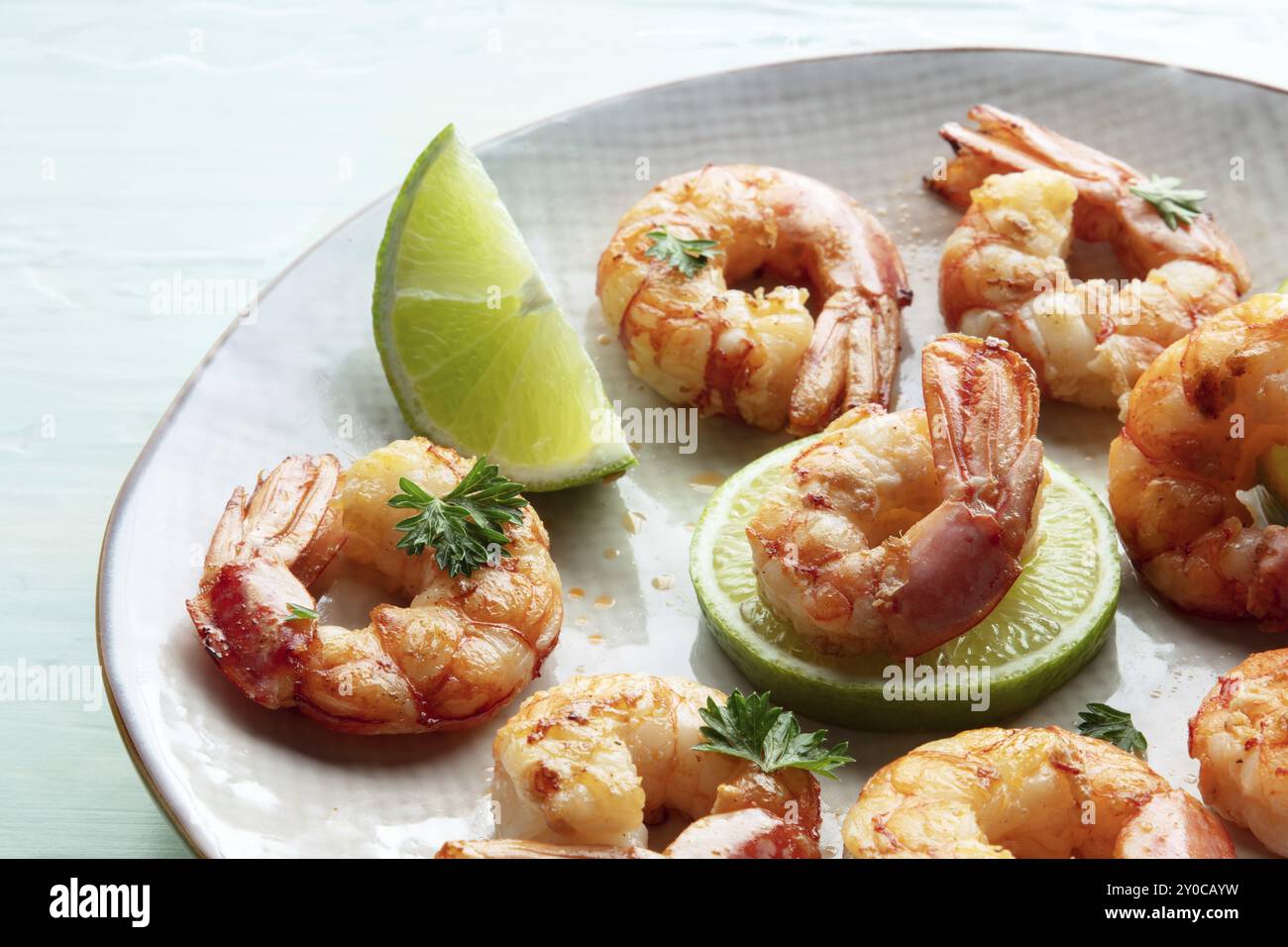 Gros plan sur les crevettes. Crevettes frites avec de la chaux sur une assiette. Apéritif épicé de fruits de mer, recette facile, photographie alimentaire, photographie alimentaire Banque D'Images