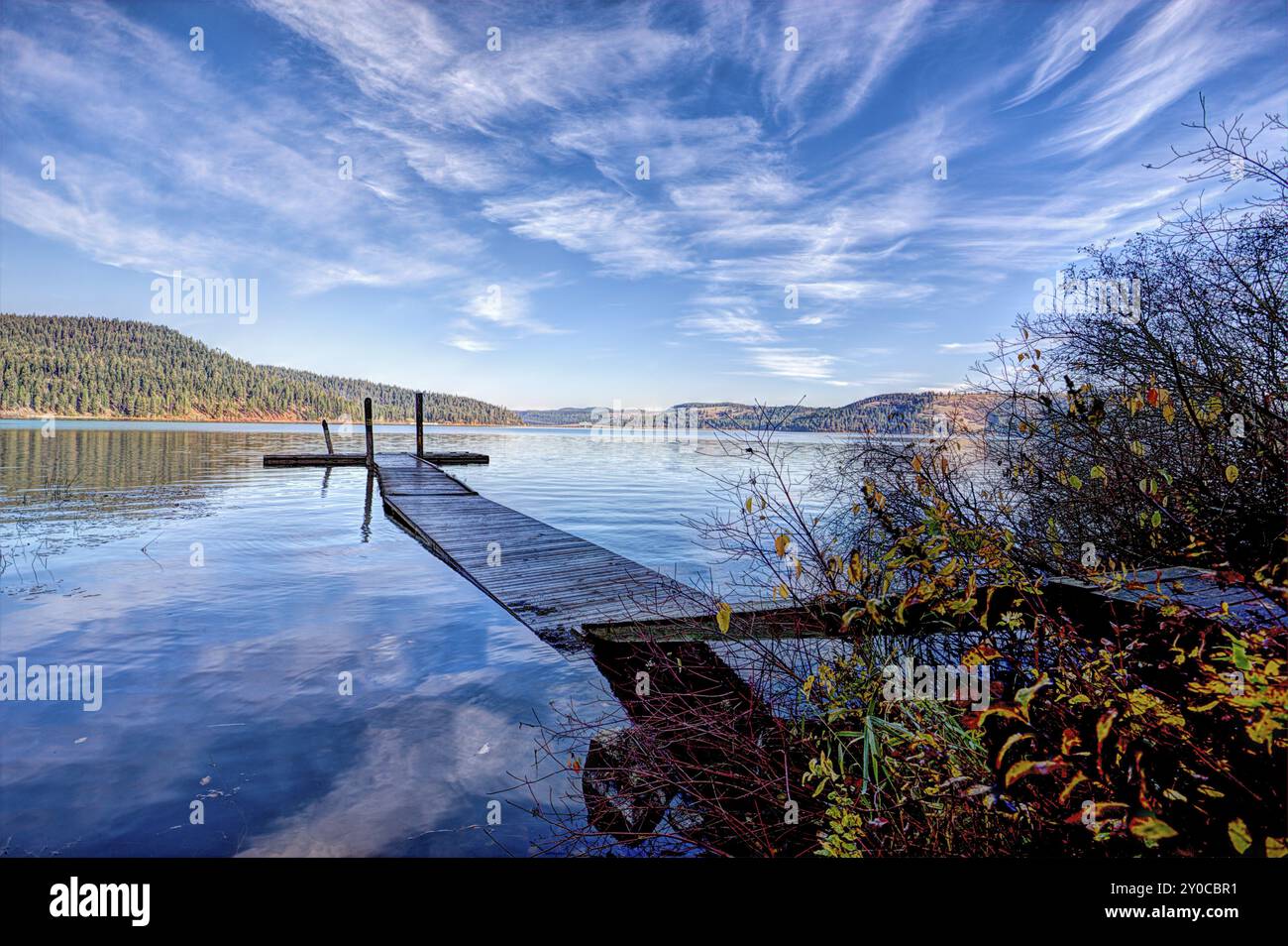 Un dock en bois sur le lac à Heyburn Chatcolet State Park près de Plummer, New York Banque D'Images