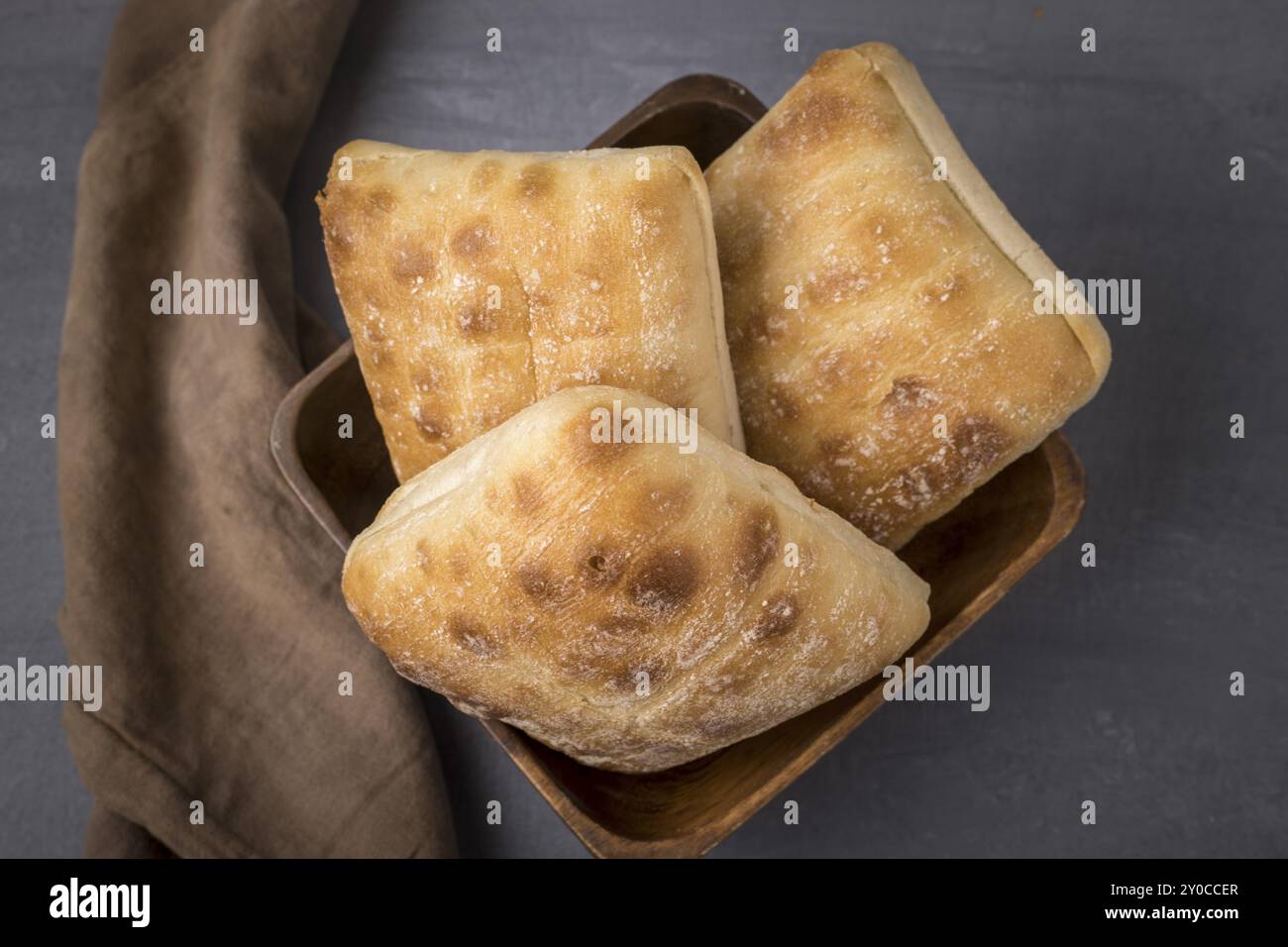 Un aperçu d'une photo studio de pain Ciabatta dans un bol en bois Banque D'Images