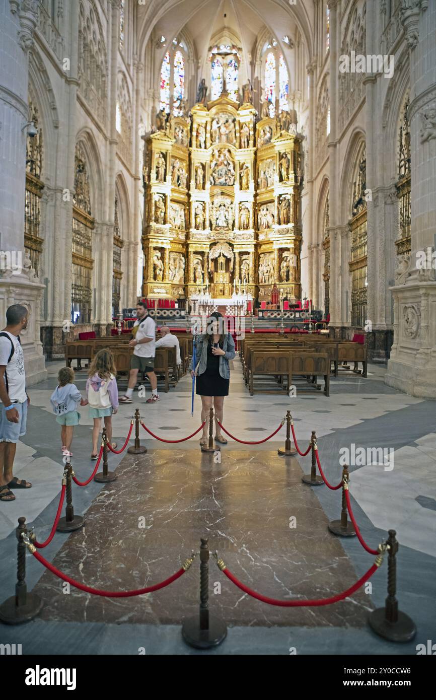 Visiteurs à la tombe d'El CID dans la cathédrale de Santa Maria de Burgos, derrière l'autel principal en feuille d'or, centre historique, province de Burgos Banque D'Images