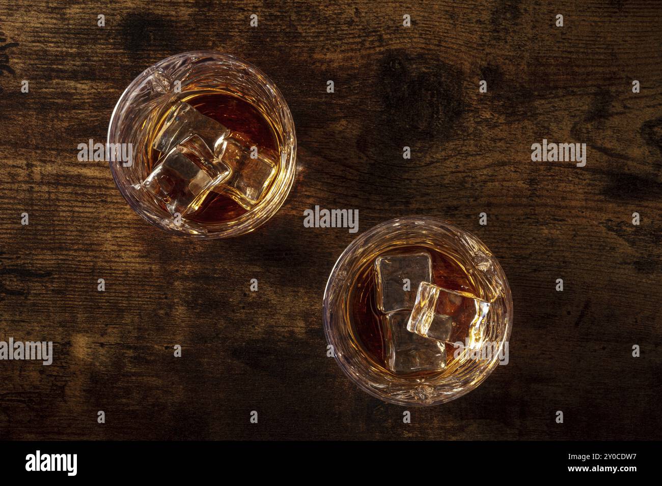 Whisky dans des verres avec de la glace. Whisky Bourbon sur des rochers sur un fond de bois rustique foncé, plan de pose à plat au-dessus, photographie alimentaire, photographie alimentaire Banque D'Images