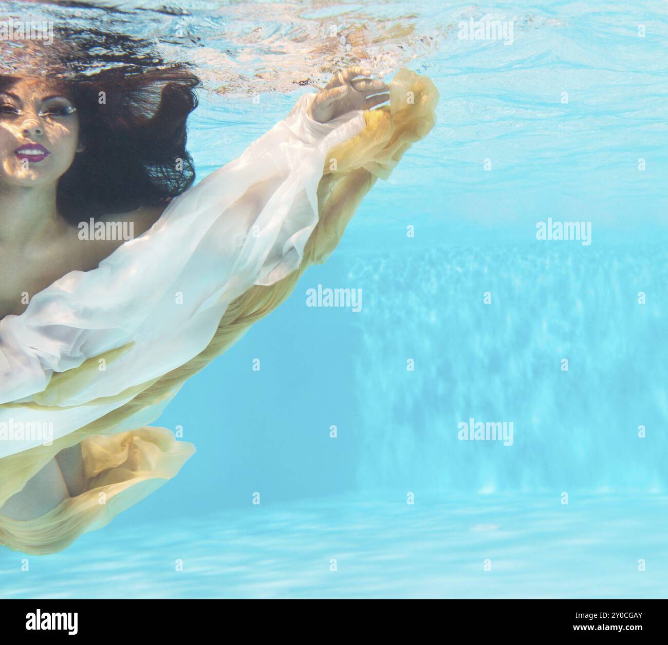 Portrait femme sous-marine en piscine Banque D'Images