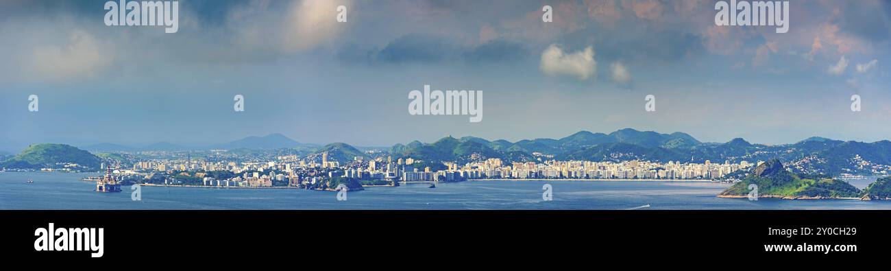 Vue panoramique de la ville de Niteroi en face de la baie de Guanabara avec ses bâtiments et les collines sur un jour nuageux Banque D'Images