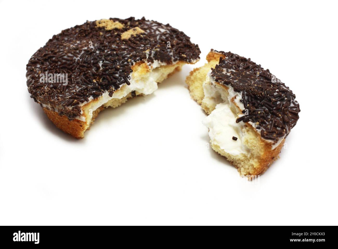 Biscuit avec glaçage et chocolat isolé sur blanc Banque D'Images