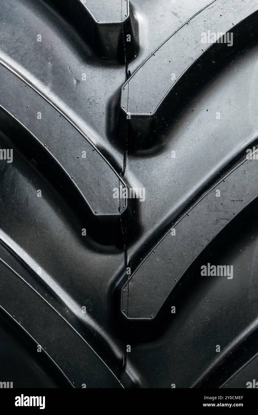 Détail de pneu de tracteur, gros plan du pneu en caoutchouc de machine agricole, mise au point sélective Banque D'Images