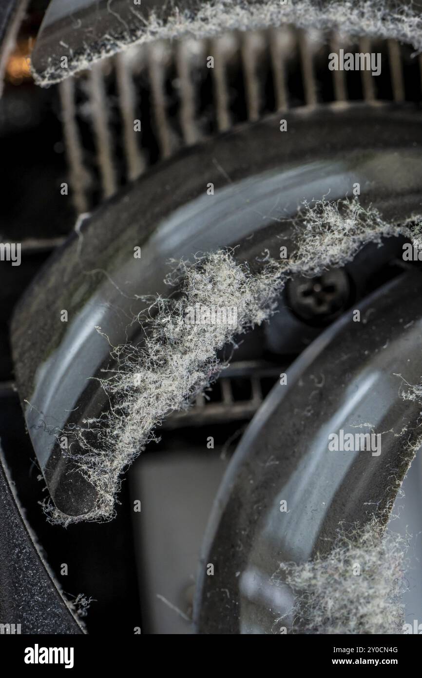 Ventilateur de refroidissement de la carte graphique de l'ordinateur rempli de poussière sur les pales du ventilateur Banque D'Images