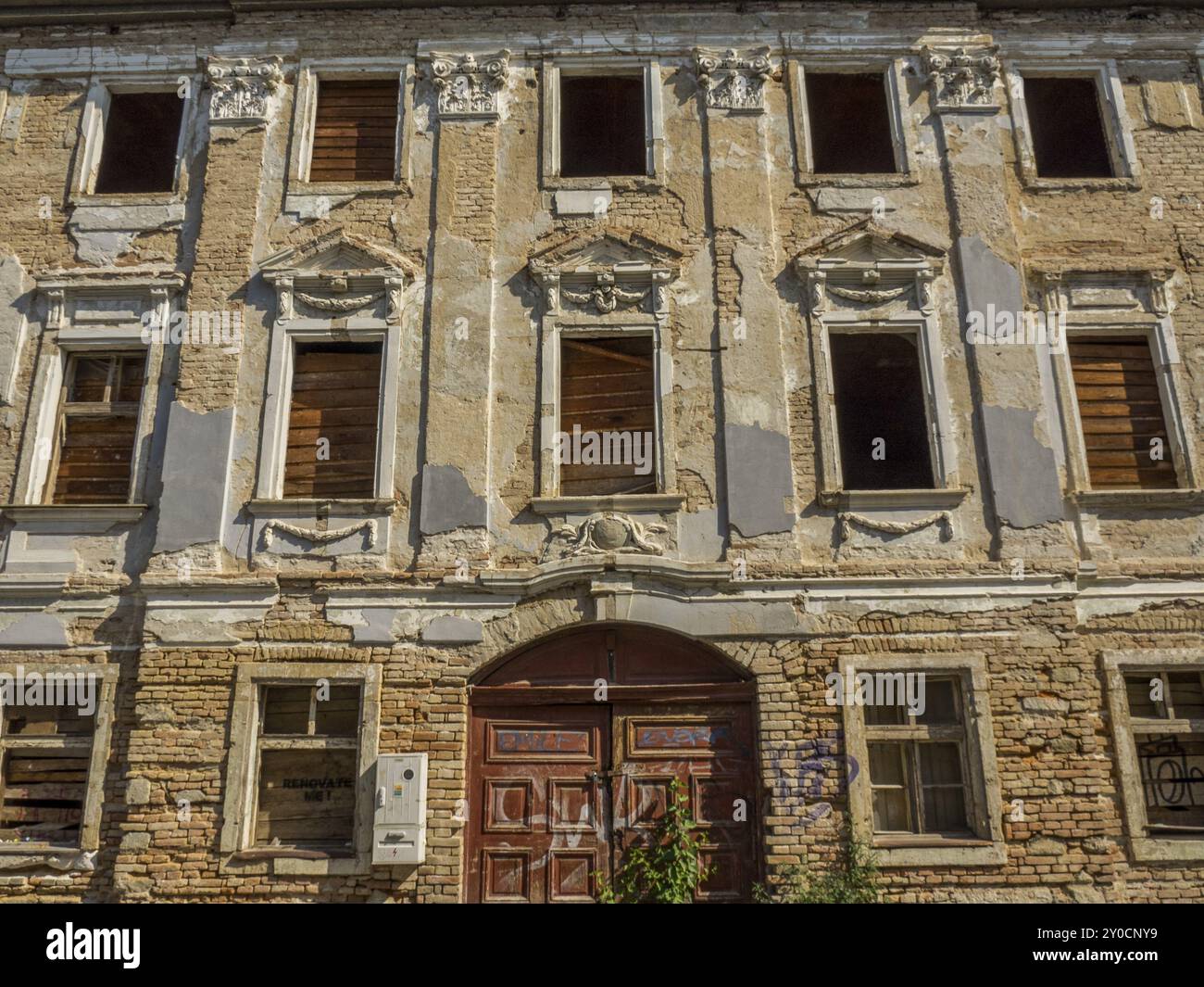 Une façade délabrée avec des fenêtres bloquées et des détails architecturaux, bratislava, slovaquie Banque D'Images