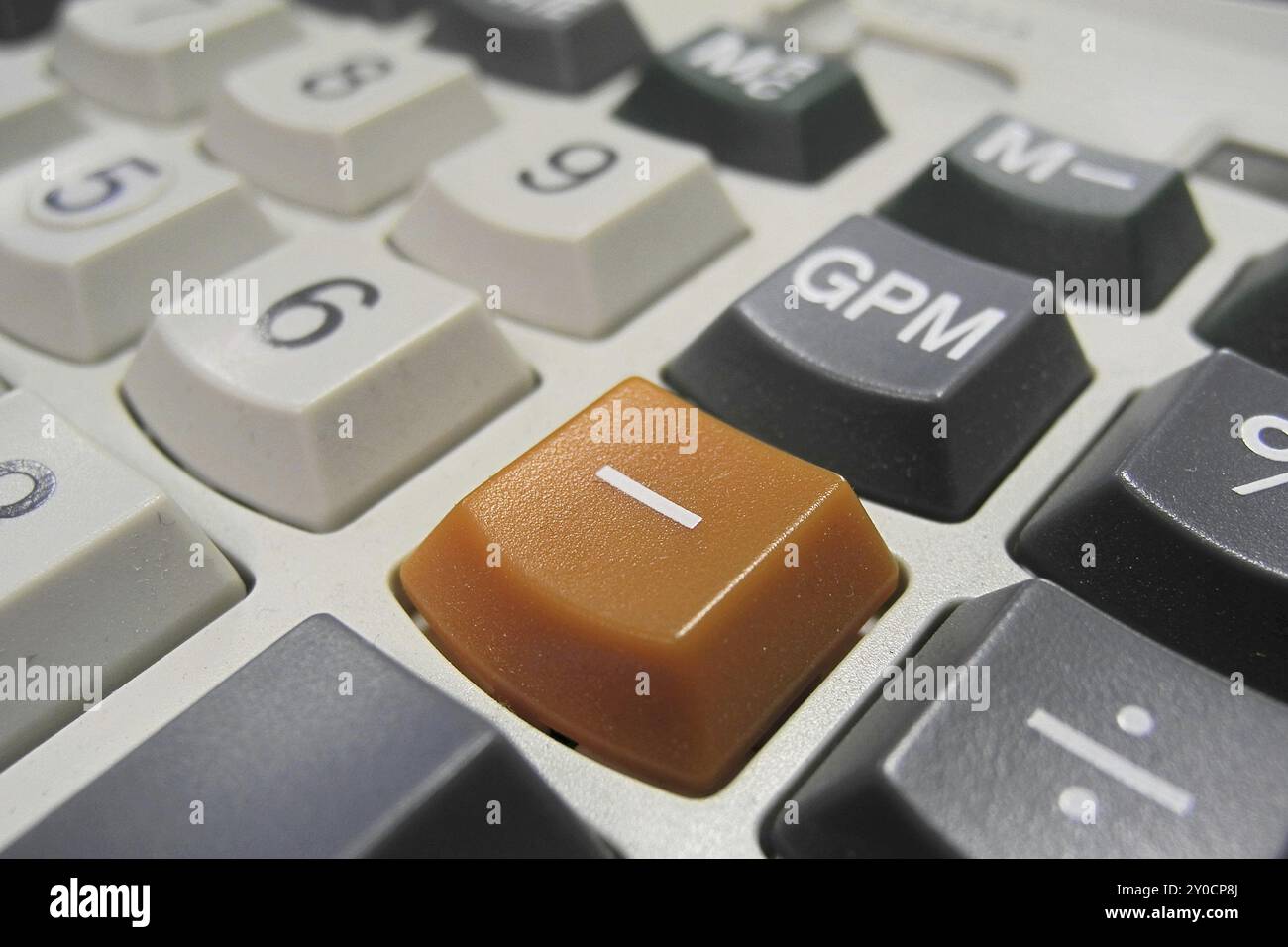 Bouton moins d'un clavier dans une couleur différente. Bouton moins codé en orange Banque D'Images