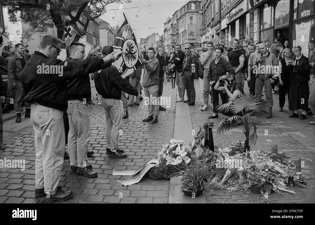Allemagne, Dresde, 15 juin 1991, cortège funèbre pour le néo-nazi Rainer Sonntag, abattu par des proxénètes, cérémonie de dépôt de couronne sur les lieux du mur Banque D'Images