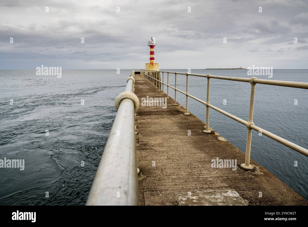 Le phare de la jetée dans l'Amblève dans le Northumberland, England, UK, vu de la jetée sud Banque D'Images