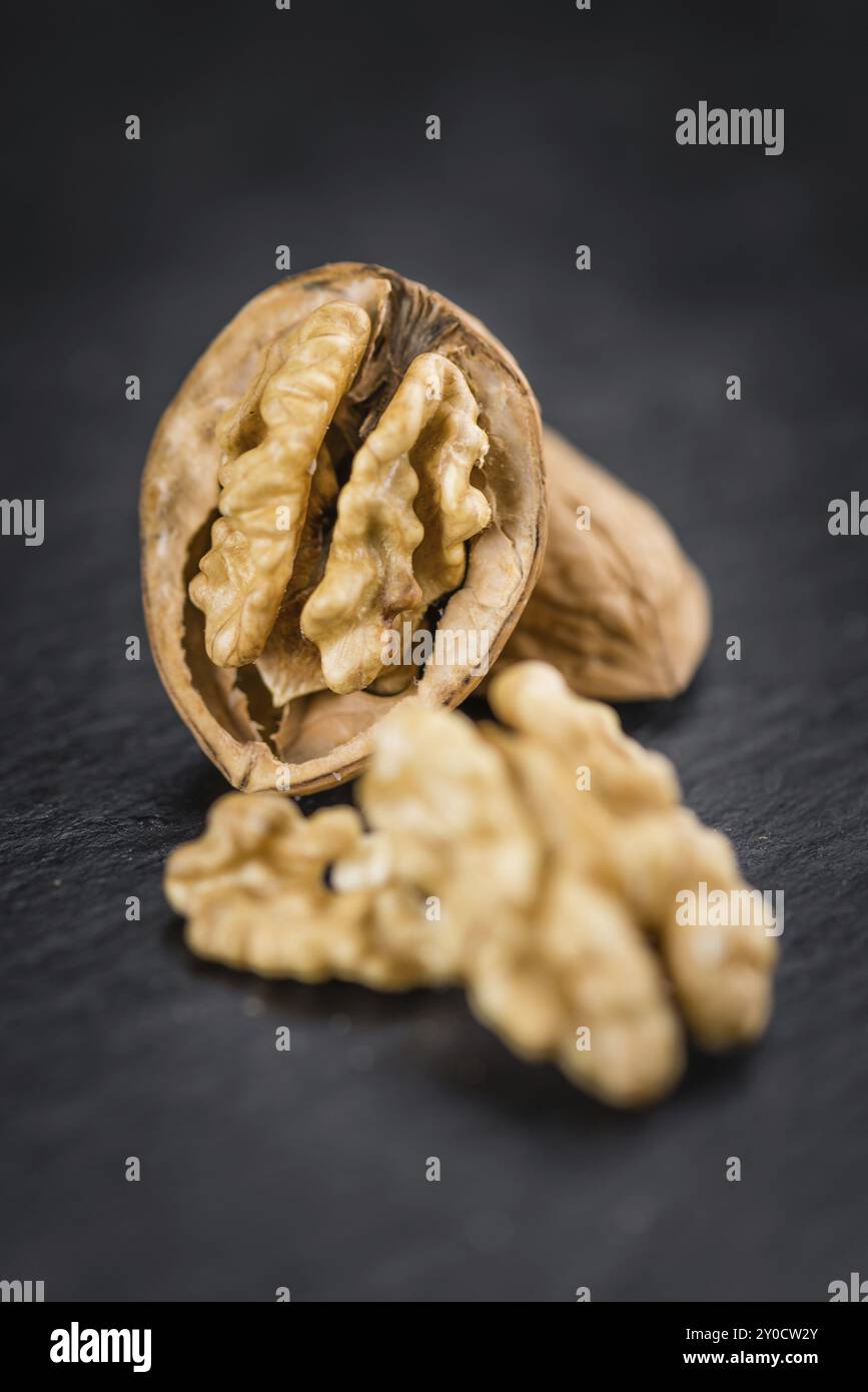 Portion de cerneaux de noix frais (gros plan, mise au point sélective) Banque D'Images