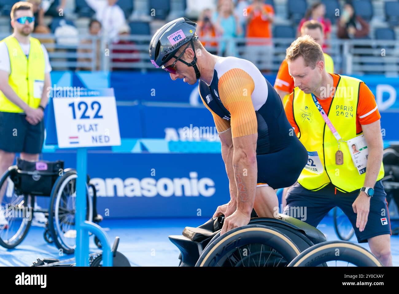 Paris, France. 02 septembre 2024. PARIS, FRANCE - 2 SEPTEMBRE : Jetze plat des pays-Bas en compétition dans le PTWC masculin pendant le jour 5 du para Triathlon - Paris 2024 Jeux paralympiques d'été au Pont Alexandre III le 2 septembre 2024 à Paris, France. (Photo de Joris Verwijst/Agence BSR) crédit : Agence BSR/Alamy Live News Banque D'Images