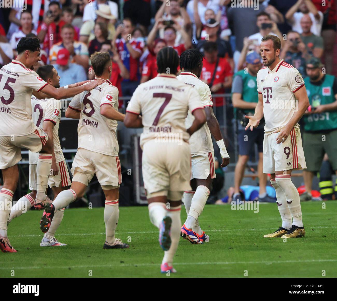 Munich, Allemagne. 1er septembre 2024. Harry Kane (à droite) du Bayern Munich célèbre avec ses coéquipiers après avoir marqué lors du match de football de première division allemande Bundesliga entre le Bayern Munich et le SC Freiburg à Munich, Allemagne, le 1er septembre 2024. Crédit : Philippe Ruiz/Xinhua/Alamy Live News Banque D'Images