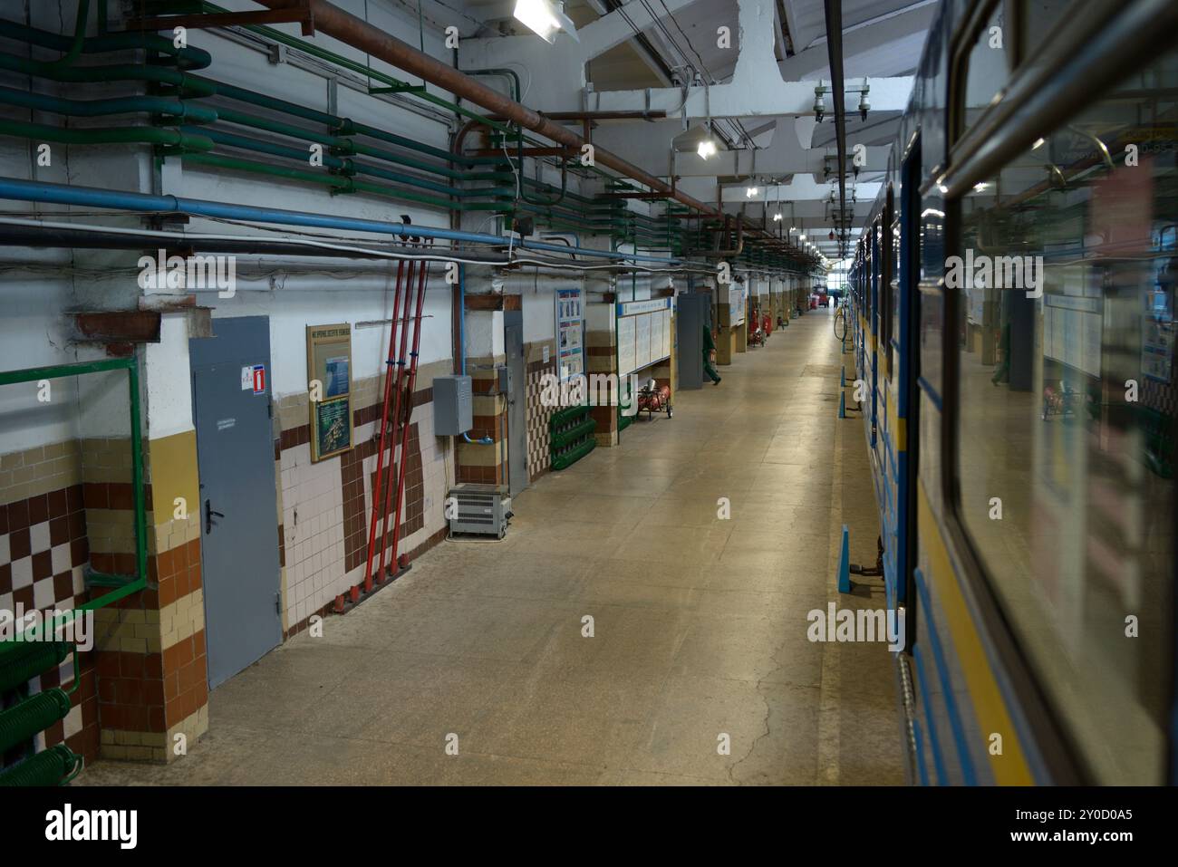 Couloir de la salle de maintenance, train de métro garé sur la fosse pour inspection technique. Banque D'Images