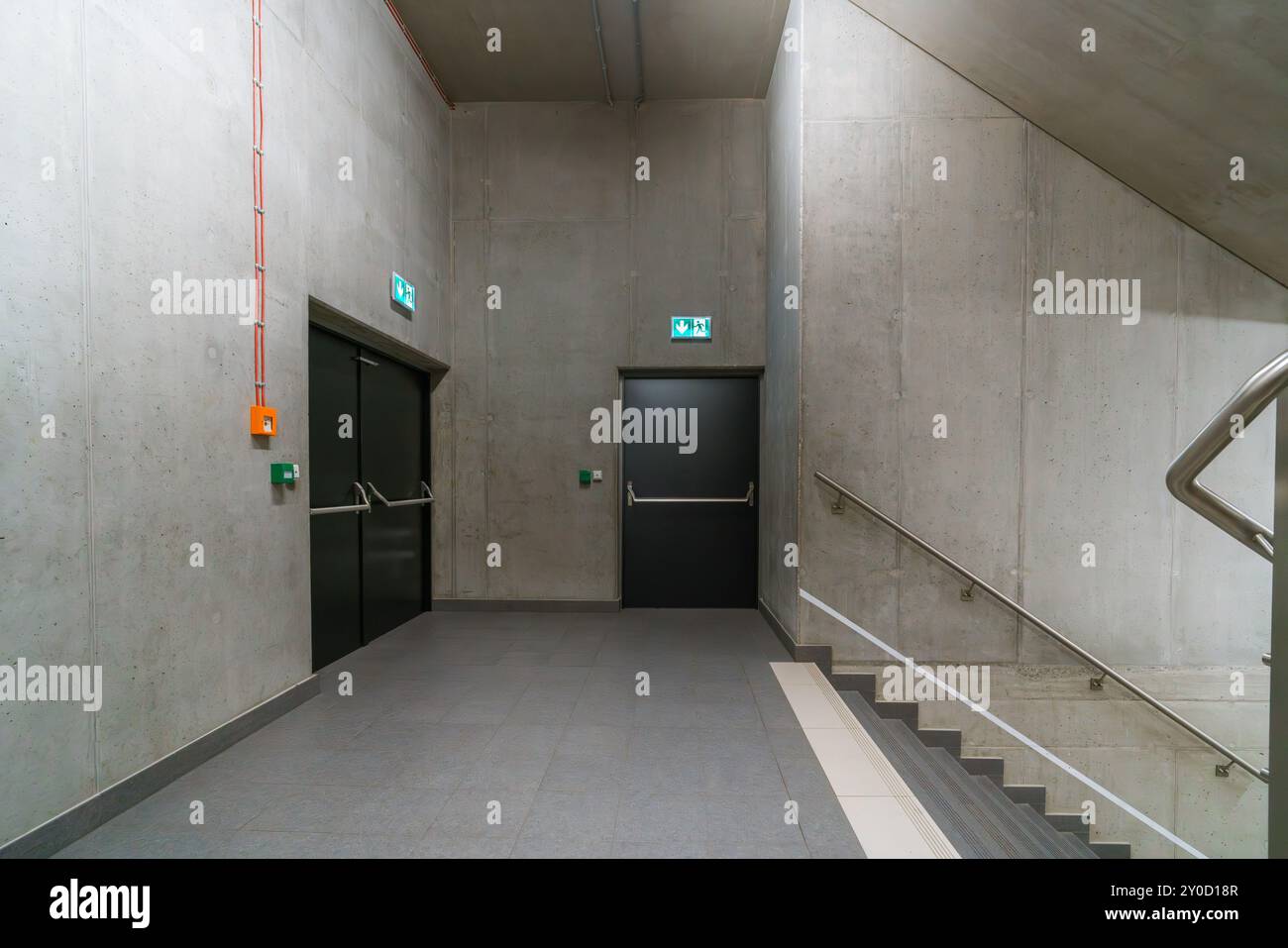porte de sortie de secours pour escalier en béton Banque D'Images
