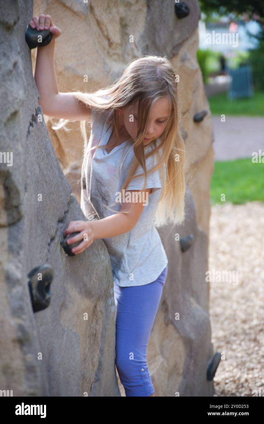 fille grimpante dans le parc Banque D'Images